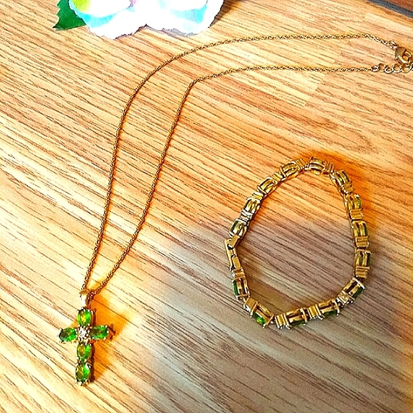 Avon Diamond and Peridot Necklace and Bracelet Set in Gold in Great Condition - Picture 3 of 6